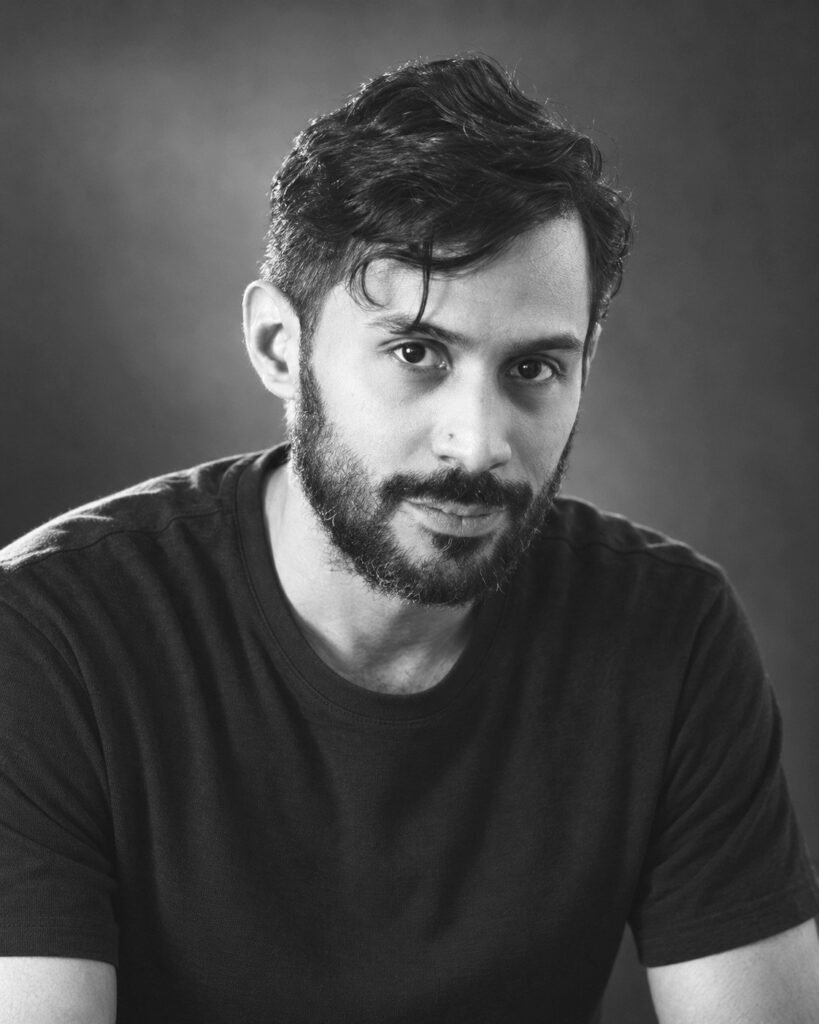 Retrato en blanco y negro del artista Daniel Guerra